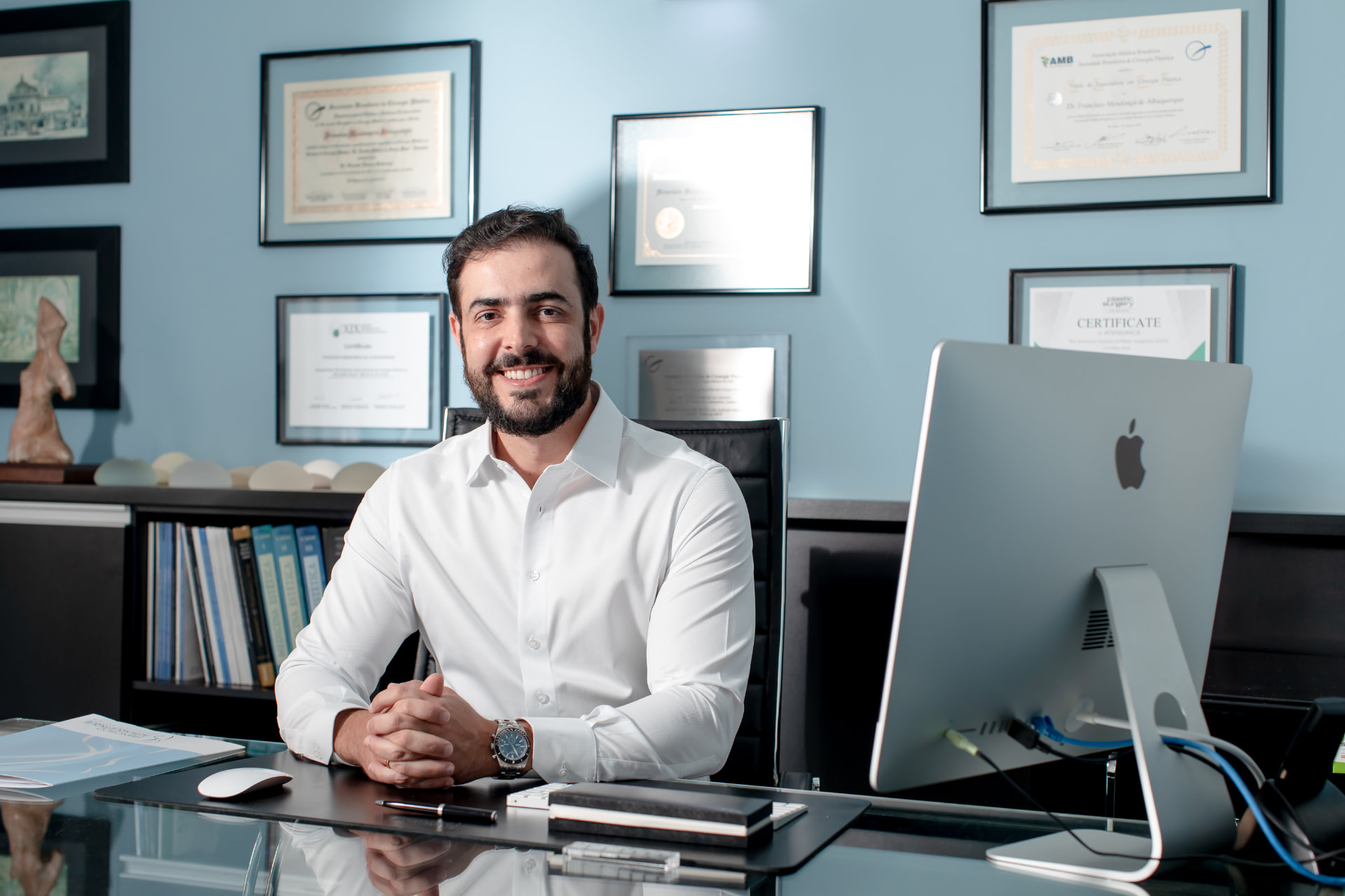 Dr. Francisco Albuquerque em seu consultório