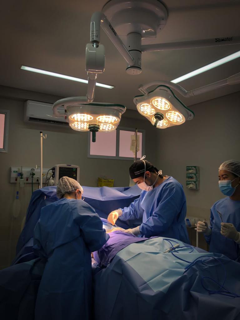 Equipe médica em procedimento no centro cirúrgico